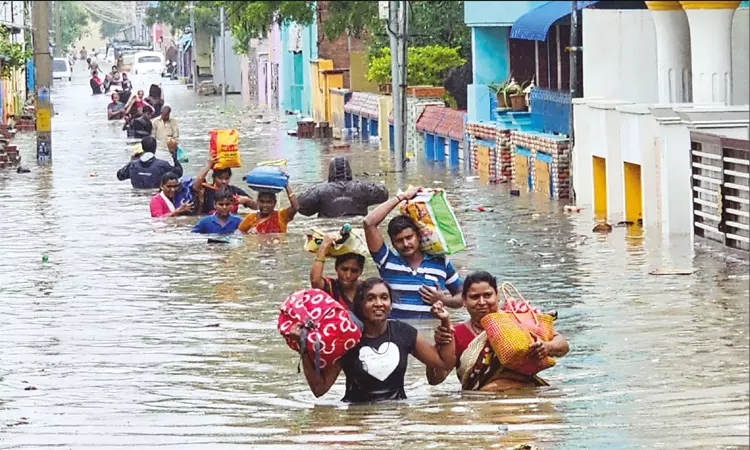 திருநின்றவூரில் மழை வெள்ளத்தால் பொதுமக்களின் இயல்பு வாழ்க்கை முடங்கியது…!