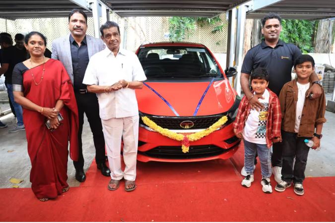 சிறப்பாக பணியாற்றிய பணியாளர்களுக்கு கார், பைக்குகளை பரிசாக வழங்கிய தனியார் நிறுவனம்!