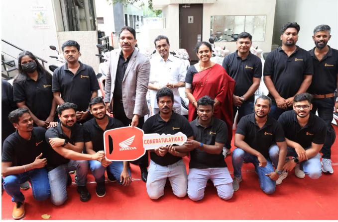 சிறப்பாக பணியாற்றிய பணியாளர்களுக்கு கார், பைக்குகளை பரிசாக வழங்கிய தனியார் நிறுவனம்!