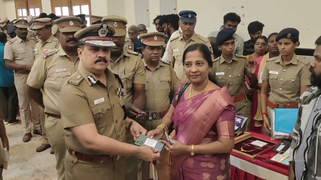 ஆவடி காவல் ஆணையரகம் எல்லையில் திருடுப்போன 1.8 கிலோ தங்கம் மீட்பு - உரிமையாளரிடம் ஆணையர் சங்கர் ஒப்படைப்பு…!