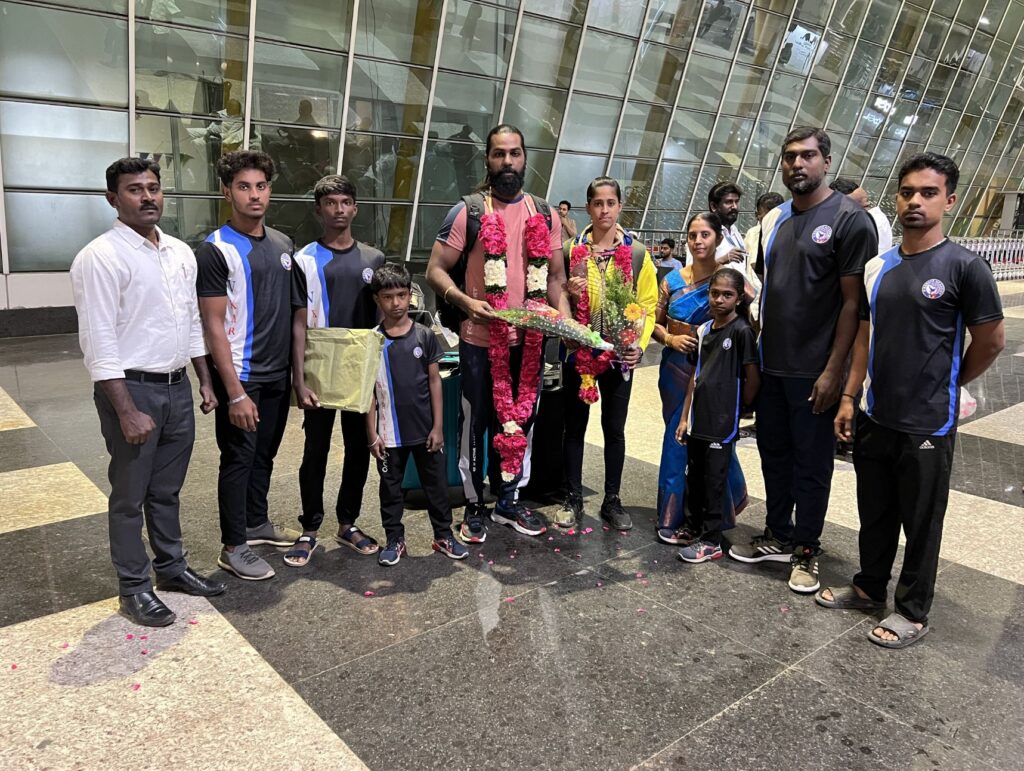 கராத்தே போட்டியில் 2 ஆண்டுகளாக பதக்கம் வென்ற சஸ்மிதா மாணவிக்கு கோவையில் உற்சாக வரவேற்பு…!