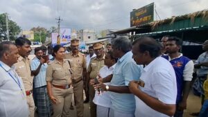 பரிசல் கட்டண உயர்வை கண்டித்து சாலை மறியல் – போக்குவரத்து பாதிப்பு