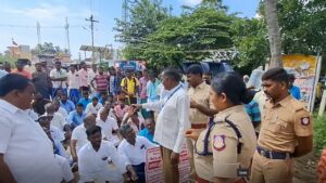 பரிசல் கட்டண உயர்வை கண்டித்து சாலை மறியல் – போக்குவரத்து பாதிப்பு