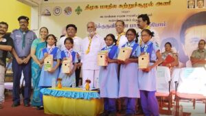 பள்ளி மாணவர்களுக்கு சிட்டு குருவி கூடுகள் வழங்கிய அமைச்சர் சேகர் பாபு