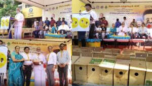 பள்ளி மாணவர்களுக்கு சிட்டு குருவி கூடுகள் வழங்கிய அமைச்சர் சேகர் பாபு