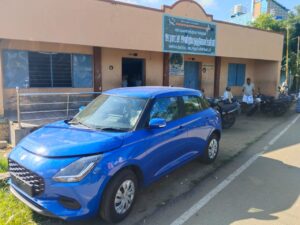 போதையில் ஷோருமில் நிறுத்தியிருந்த காரை திருடிய  நபா்கள் கைது