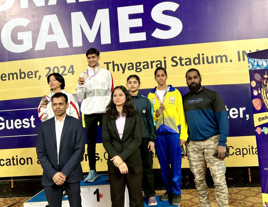 கராத்தே போட்டியில் 2 ஆண்டுகளாக பதக்கம் வென்ற சஸ்மிதா மாணவிக்கு கோவையில் உற்சாக வரவேற்பு…!