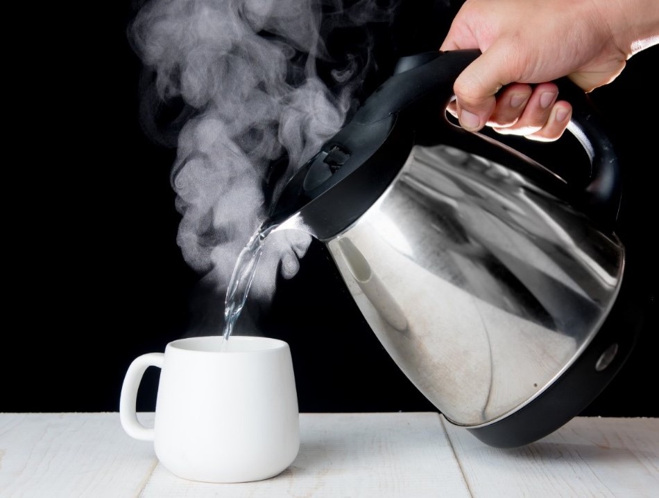 குளிர் காலத்தில் சூடான நீரை அதிகம் குடிக்காதீங்க!