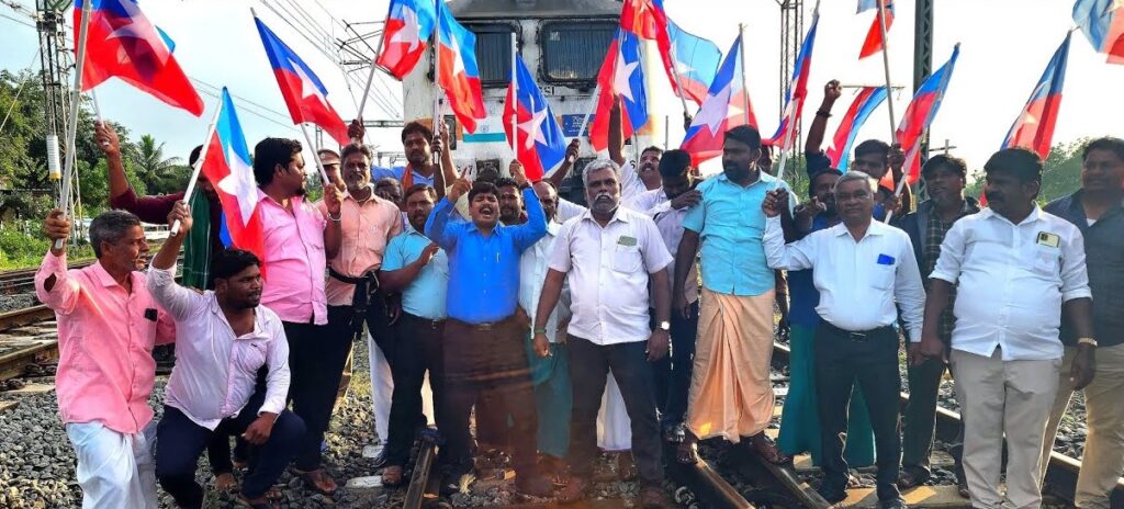 அம்பேத்கரை இழிவுபடுத்தி பேசியதாக கூறி விசிக சார்பாக ரயில் மறியல்  போராட்டம்!