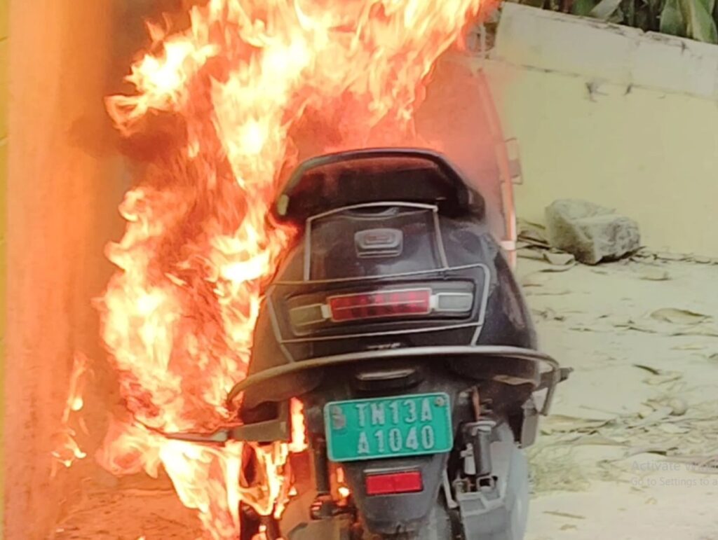 ஆவடி அருகே திடீரென தீ பற்றி எரிந்த இ பைக்கால் பரபரப்பு…!