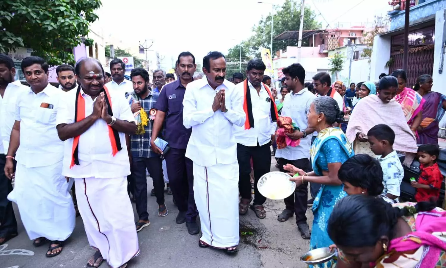 திமுக வேட்பாளர் மற்றும் அமைச்சர் முத்துசாமி கூட்டணி கட்சியினருடன் வீதி வீதியாக நடந்து சென்று பிரச்சாரம்...