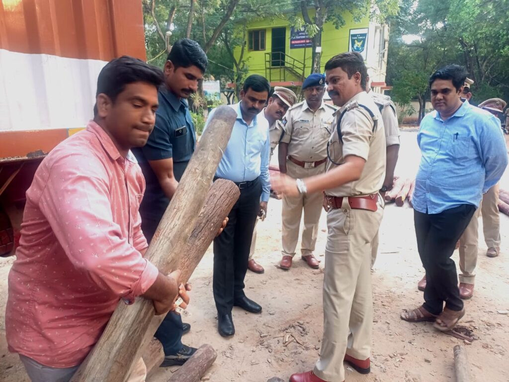 சேலத்தில் இருந்து அசாமிற்கு ₹ 4.5 கோடி மதிப்புள்ள செம்மரக்கட்டை கடத்தல் -  3 கடத்தல்காரர்கள் கைது