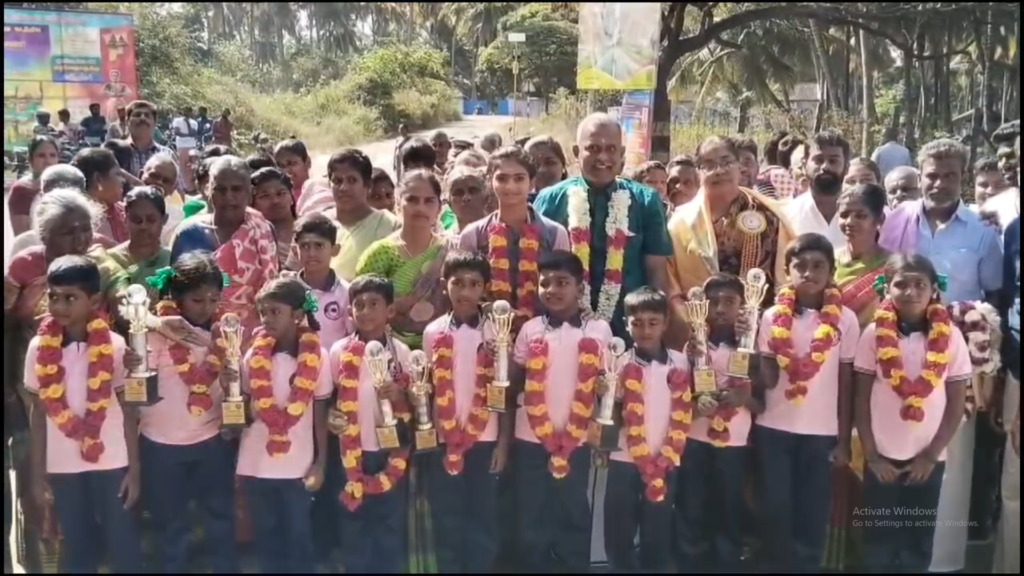 பொள்ளச்சி அரசு பள்ளி மாணவர்கள் சாதனை – ஊர்மக்கள் உற்சாக வரவேற்பு!