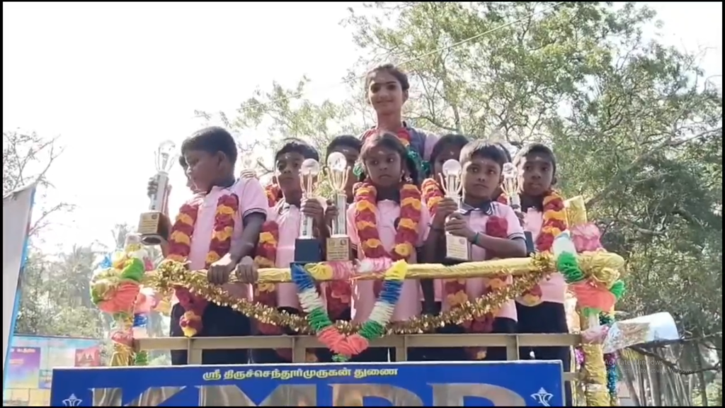 பொள்ளச்சி அரசு பள்ளி மாணவர்கள் சாதனை – ஊர்மக்கள் உற்சாக வரவேற்பு!