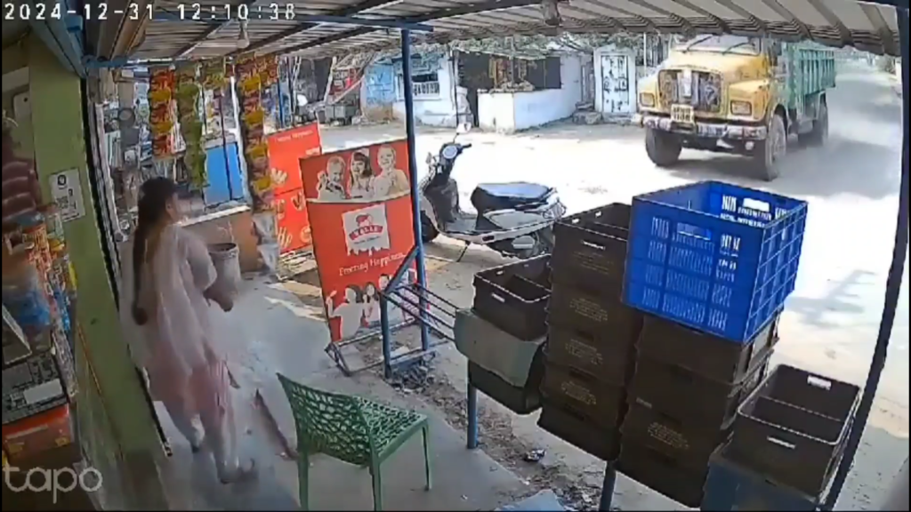 விசாகப்பட்டினத்தில் பிரேக் பிடிக்காத லாரியால் மயிரிழையில் உயிர் தப்பிய பெண்!