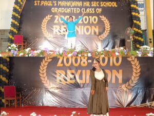 மீண்டும் பள்ளிக்கு போகலாம்! 15 ஆண்டுகள் கழித்து ஒன்றிணைந்த மாணவ மாணவியர்கள் ஆசிரியர்களுக்கு நினைவு பரிசு!