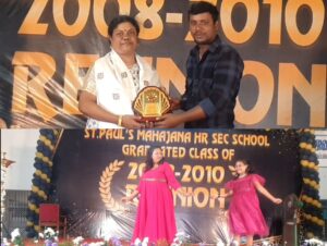 மீண்டும் பள்ளிக்கு போகலாம்! 15 ஆண்டுகள் கழித்து ஒன்றிணைந்த மாணவ மாணவியர்கள் ஆசிரியர்களுக்கு நினைவு பரிசு!