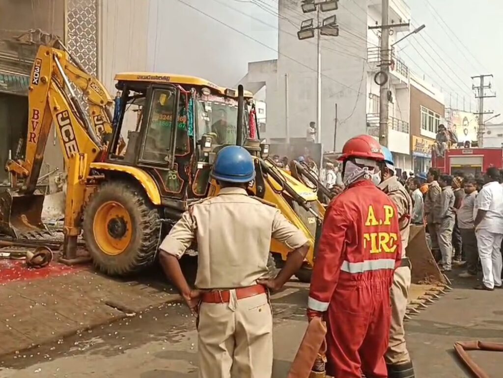 ஆந்திராவில் பிரபல ஷாப்பிங் மாலில் பயங்கர தீ விபத்து!