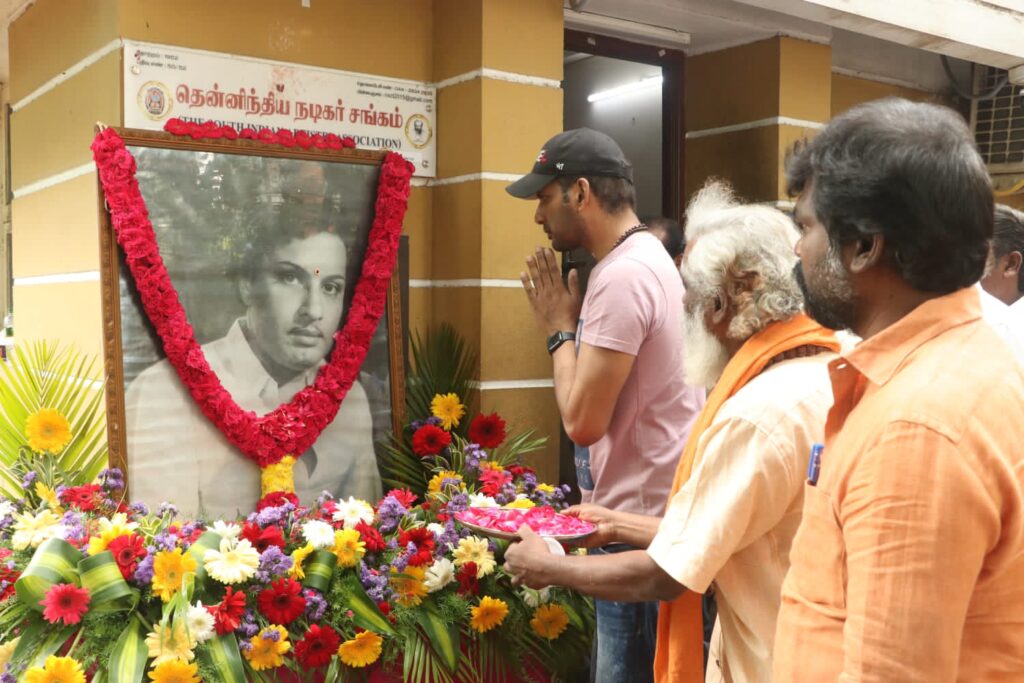 எம்.ஜி.ஆர் உருவப்படத்திற்கு மலர் தூவி மரியாதை செலுத்திய விஷால்!