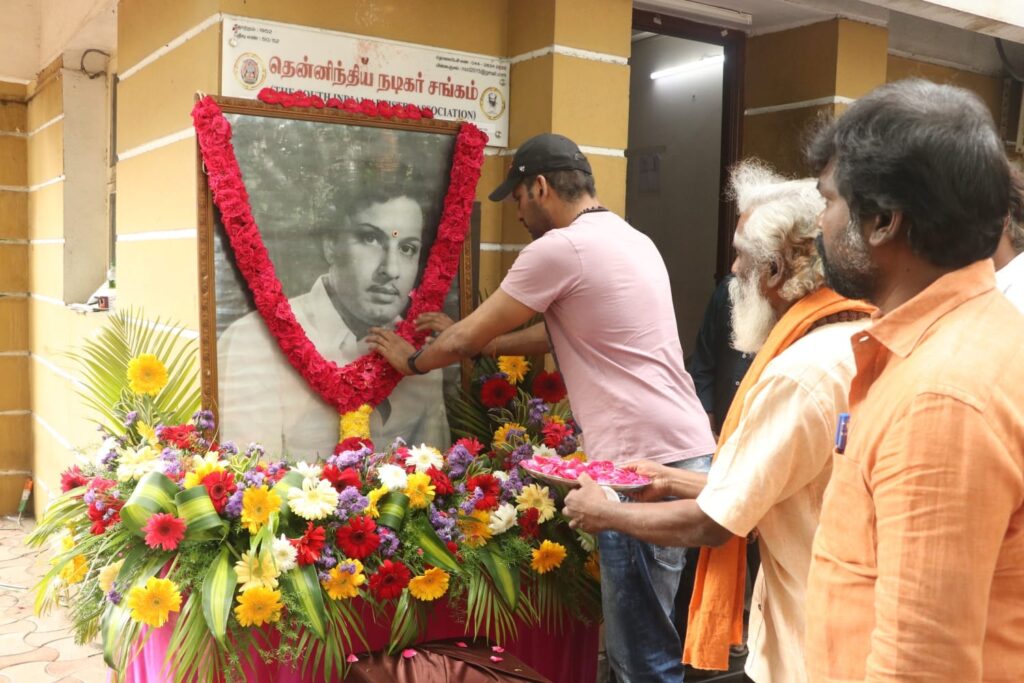 எம்.ஜி.ஆர் உருவப்படத்திற்கு மலர் தூவி மரியாதை செலுத்திய விஷால்!