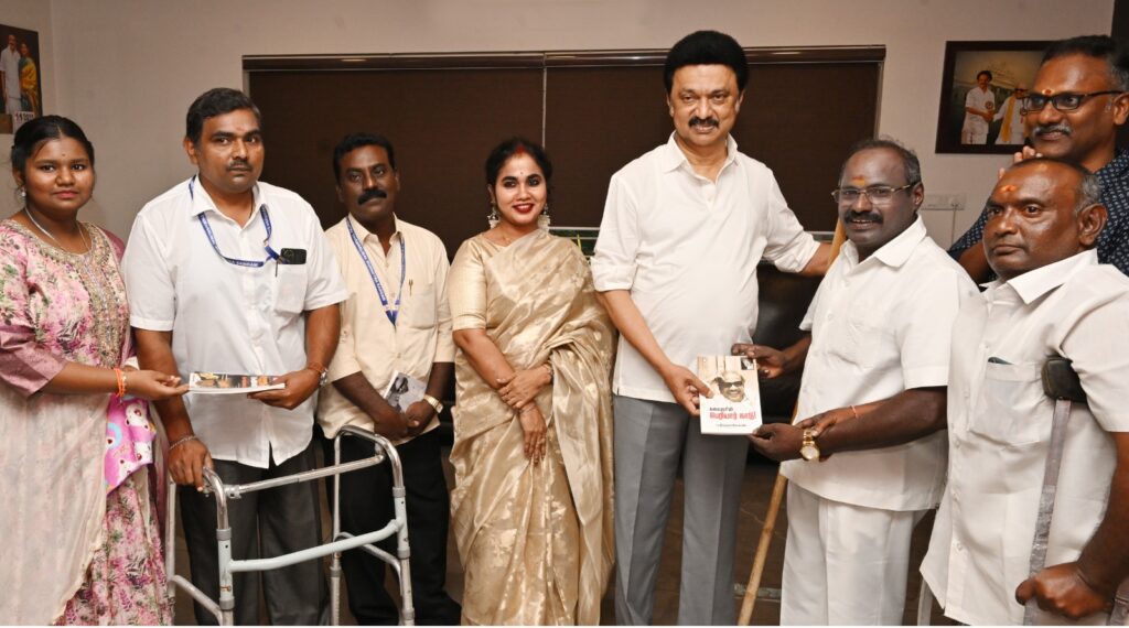 தொண்டர்களுடன் நெகிழ்ச்சி ! புத்தாண்டு வாழ்த்துகளை பெற்ற மு.க.ஸ்டாலின் !