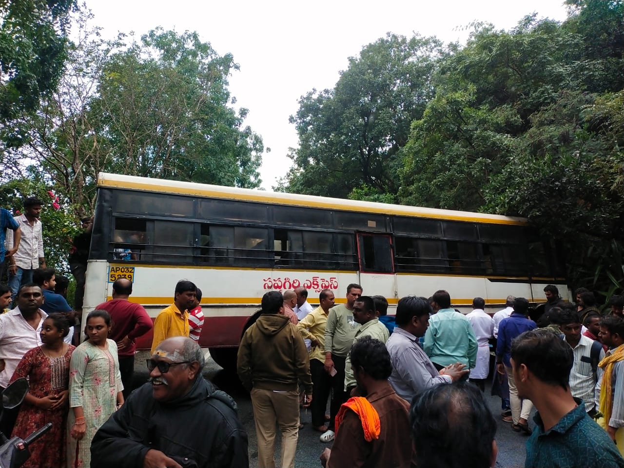 திருப்பதி மலைப்பாதையில் பஸ் விபத்து – பல கிலோமீட்டர் போக்குவரத்து பாதிப்பு