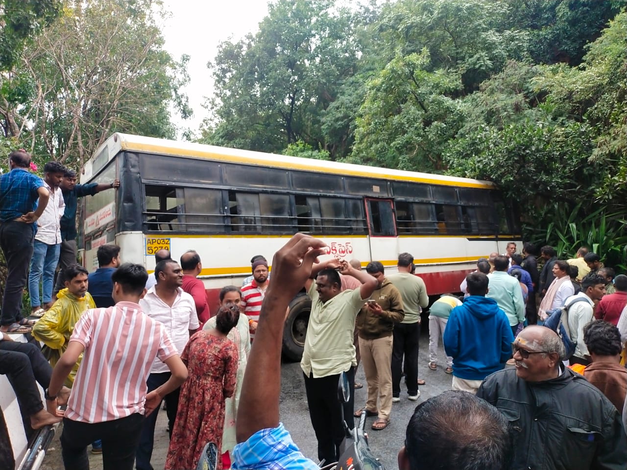 திருப்பதி மலைப்பாதையில் பஸ் விபத்து – பல கிலோமீட்டர் போக்குவரத்து பாதிப்பு