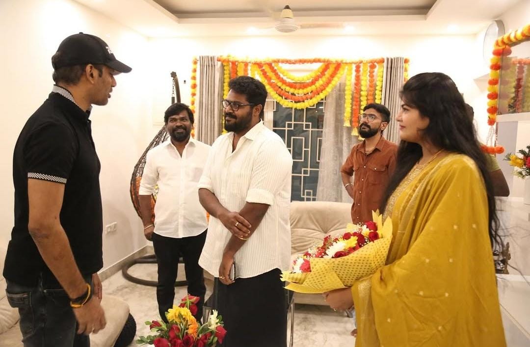 இயக்குனர் அஜய் ஞானமுத்து - ஷிமோனா தம்பதியை நேரில் சென்று வாழ்த்திய விஷால்!