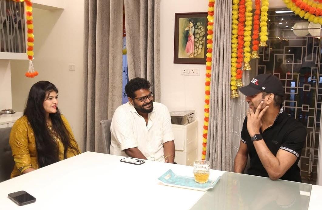 இயக்குனர் அஜய் ஞானமுத்து - ஷிமோனா தம்பதியை நேரில் சென்று வாழ்த்திய விஷால்!