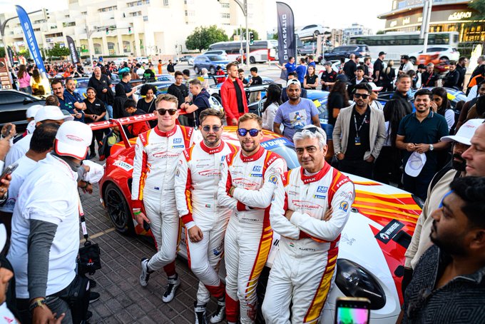 ரேஸ் நாளில் அஜித் & டீம்..... வாழ்த்து தெரிவிக்கும் ரசிகர்கள்!