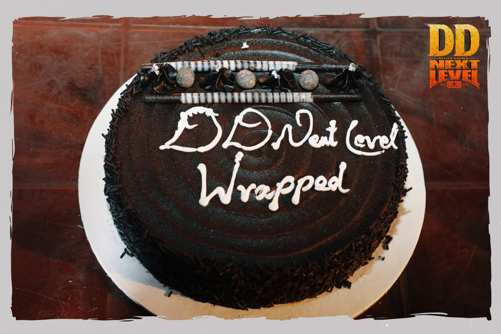 சந்தானத்தின் 'டிடி நெக்ஸ்ட் லெவல்' படப்பிடிப்பு நிறைவு.... கேக் வெட்டி கொண்டாடிய படக்குழு!