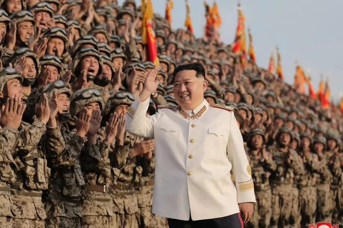 ”உடனே தற்கொலை பண்ணிக்கோங்க..“  அதிபர் கிம் ஜாங் உத்தரவால் வடகொரிய வீரர்கள் அதிர்ச்சி...   