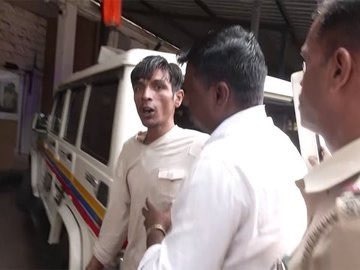 பாலிவுட் நடிகர் சைஃப் அலிகானை கத்தியால் குத்திய நபர் கைது!