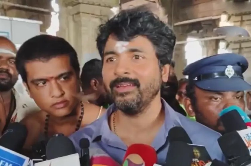 திருச்செந்தூர் சுப்பிரமணிய சுவாமி கோயிலில் சிவகார்த்திகேயன் சாமி தரிசனம்!