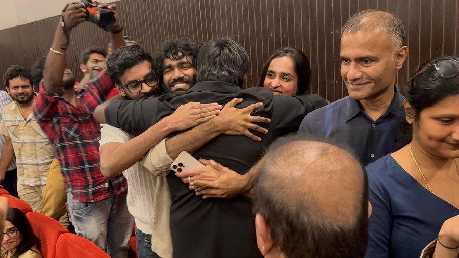 'டிராகன்' படத்திற்கு கிடைக்கும் வரவேற்பு.... கட்டியணைத்து மகிழ்ச்சியை வெளிப்படுத்திய படக்குழு!