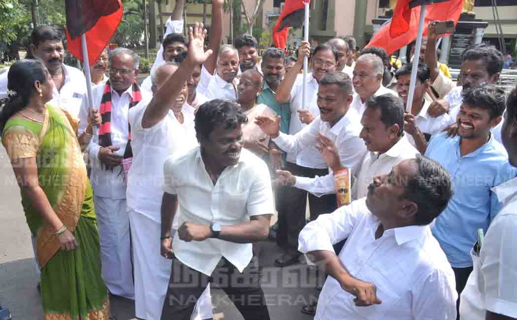 பெரியார் வாழ்க என முழக்கமிட்டு திமுகவினர் கொண்டாட்டம்