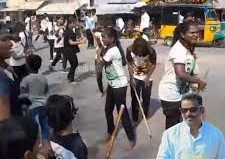 குருவுக்கு பிரியாவிடை... அழுதபடி சிலம்பம் அஞ்ச்சலி செலுத்திய மாணவர்கள்..!