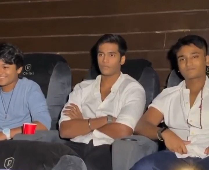 'நிலவுக்கு என் மேல் என்னடி கோபம்' படத்தின் முதல் காட்சியை பார்த்து ரசித்த தனுஷின் மகன்கள்!