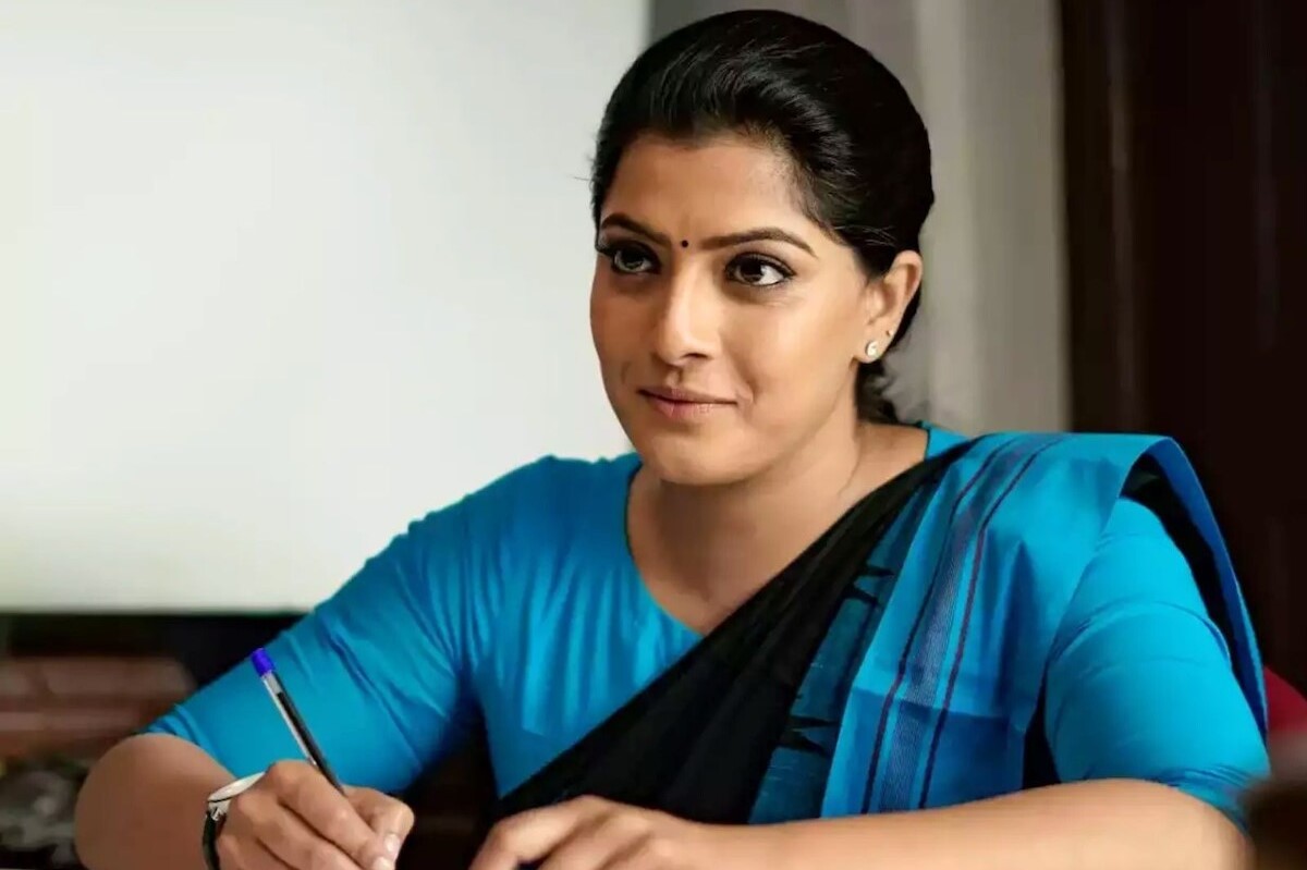 வரலட்சுமியின் புதிய அவதாரம்.... அந்த நடிகைக்கு பதிலாக சின்னத்திரையில் என்ட்ரி!