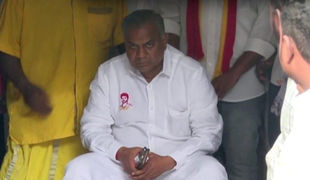 ஒரு பொம்மையை அனுப்பிய பனையூர் பால்வாடி பண்ணையார்- தவெக மீது  ஊடகவியலாளர் கடும் தாக்கு..!
