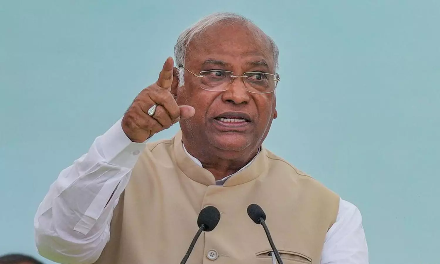 வங்கிகளை வசூல் முகவர்களாக மாற்றிய பாஜக அரசு – கார்கே கண்டனம்