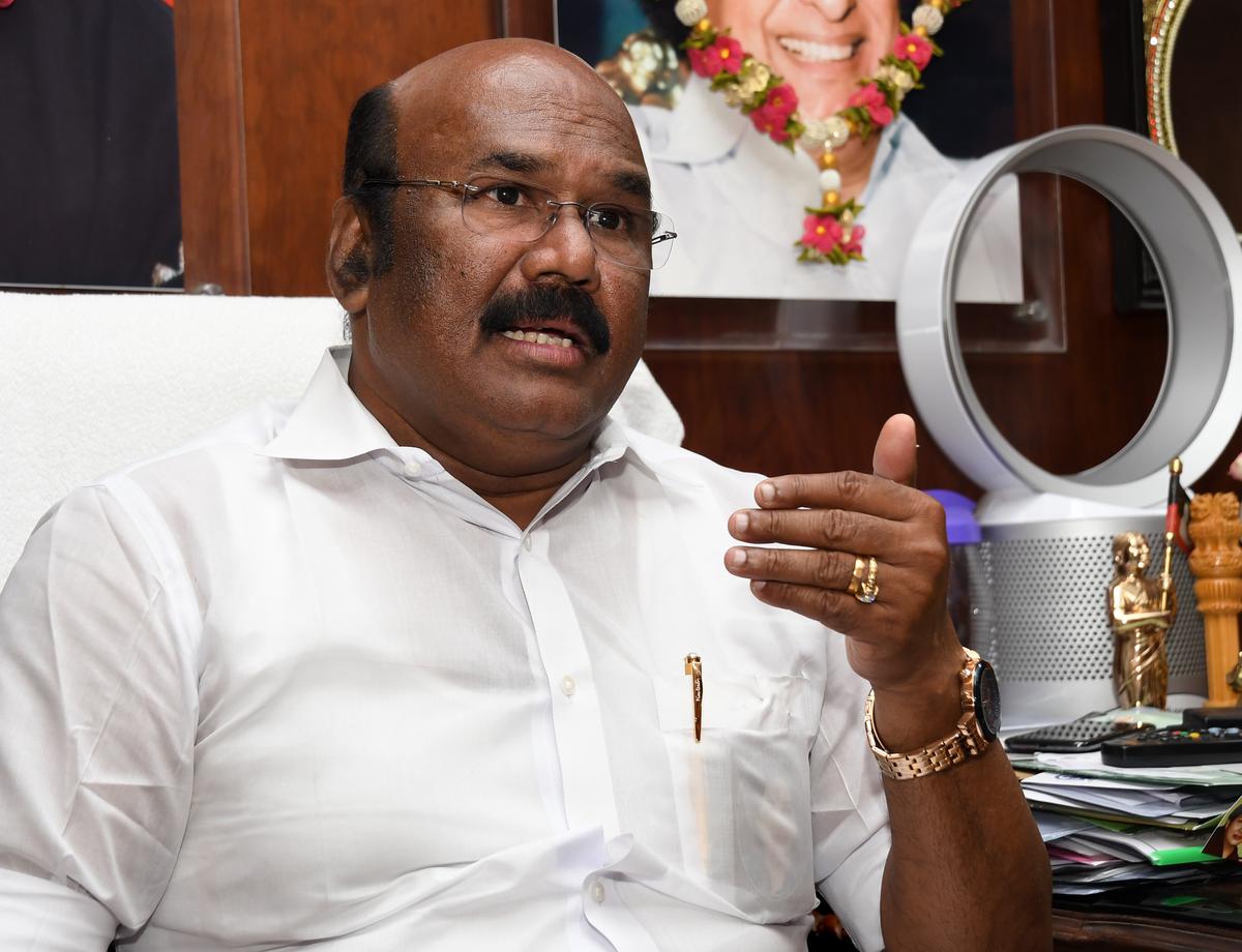 நான்தான் சீனியர்… ஓபிஎஸ் எனக்கு ஜூனியர்- புதிய அவதாரம் எடுக்கும் ஜெயக்குமாா்