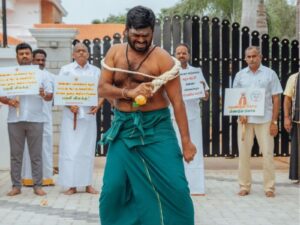 பற்ற வைத்த பாஜக… அடித்து நொறுக்கும் முதல்வர் மு.க.ஸ்டாலின்- பின்னணியை உடைக்கும் அருள்மொழி பாஜக, முதல்வர் மு.க.ஸ்டாலின், அருள்மொழி, மக்களவை கட்டிடம், திமுக புதிதாக கட்டப்பட்ட மாநிலங்களவை மற்றும் மக்களவை கட்டிடத்தில் கூடுதல் இருக்கைகளை அமைத்து அறிவிப்பை வெளியிட்டுள்ளார்கள். இதனால் தான் தற்போது முதல் தாக்குதலை எடுத்துள்ளார் தமிழ்நாடு முதலமைச்சர் மு.க.ஸ்டாலின்'' என-திராவிடர் கழக பிரச்சார குழு செயலாளர் வழக்கறிஞர் அருள்மொழி விளக்கம் அளித்துள்ளார். அம்பத்தூரில் ஒரு நிகழ்ச்சியில் பேசிய அவர், ''1967ல் டெல்லி தமிழ்நாட்டிற்கு போட்ட பூட்டை இன்று வரைக்கும் உடைக்க முடியாமல், செருப்பில்லாமல் சாட்டையை அடித்துகொண்டு திரிகிறார் அண்ணமாலை. நீ சாட்டையை அடித்துக் கொண்டே திரிய வேண்டியதும், நடந்து கொண்டே இருக்க வேண்டியதும் தான். அடுத்த 2026 தமிழ்நாட்டில் ஆட்சிக்கு வந்து விடுவோம் என்றும் கூறிக்கொண்டு உள்ளார். 25 ஆண்டுக்கு ஒரு முறை மக்கள் தொகை அடிப்படையில் தொகுதி மறுசீரமைப்பு செய்ய வேண்டும். 1950ல் அரசியல் அமைப்புச் சட்டம் வந்தது அதற்கு பிறகு 1975 இல் அப்பொழுது இந்திரா காந்தி அம்மையார் அவசர சட்டம் கொண்டு வந்த பிறகு, 1976 இல் மக்கள் தொகை கணக்கெடுப்பு எம்.பி-களை மாற்ற வேண்டுமா, குறைக்க வேண்டுமா? கூட்ட வேண்டுமா? என்ற கேள்வி வரும்பொழுது வீண் பிரச்சனை வரும் என மீண்டும் 25 ஆண்டுக்கு தள்ளிப் போட்டனர். மீண்டும் 25 ஆண்டு முடிந்து 2002-ல் அப்போது பாஜகவினர் ஆட்சியில் இருந்தார்கள். 2002-ல் வந்து மக்கள் தொகை கணக்கெடுப்பு நடத்த வேண்டும். ஆனால், அதன்படி நாடாளுமன்ற உறுப்பினர் எப்படி குறைப்பது கூட்டுவது மீண்டும் பிரச்சினை எழுந்தது. அதனால், மீண்டும் 25 ஆண்டுக்கு தள்ளி வைத்து 2026-ல் மக்கள் தொகை அடிப்படையில் இந்த தொகுதிகள் மறுபடியும் கணக்கிடப்படும் என்று மீண்டும் அரசியல் சட்ட திருத்தம் வந்தது. அடுத்த ஆண்டு தேர்தல் வர உள்ளது. அதில் பெண்களுக்கு 33 விழுக்காடு இட ஒதுக்கீடு கொடுத்து ஒரு சட்டத்தை நிறைவேற்றம் செய்தார்கள். மக்கள் தொகை கணக்கெடுப்பு எடுத்து 2026 ல் இந்த தொகுதியெல்லாம் மறு கணக்கீடு செய்யும்போது பெண்களுக்கு இட ஒதுக்கீடு கொடுப்போம் என்று கூறியுள்ளார்கள். ஆனால் எப்படி 2026-ல் நடைமுறைக்கு வரும். முதலில் இருந்த பாராளுமன்றம் பிரிட்டிஷ் கட்டிடம் மிகவும் அழகாக இருந்தது. இவர்கள் சத்திரம் ஒன்று கட்டி வைத்துள்ளார்கள். அதை பார்த்தாலே இந்த ஊர்களில் தர்மசத்திரம் போல பெறியதாக இருக்கும். இதற்கு பரதேசி மடம் என்று பெயர். உண்மையில் அங்கு பரதேசிகளைக் கொண்டு செல்ல வேண்டும் என்பது நோக்கம் ஆகும். அவர்களுக்கு மக்களால் ஓட்டு போட்டு தேர்ந்தெடுக்கப்பட்டவர்களை எம்பி யாக கொண்டு வர முடியாது. கும்பமேளா சாமியார்களை போன்றவர்களை நாடாளுமன்றத்தில் கொண்டுவந்து அமர்த்த வேண்டும் என பாஜகவின் நோக்கம் அதற்கேற்றார் போல் புதிய கட்டிடத்தை கட்டிவைத்துள்ளார்கள். மக்களவைக்கு 550 இருக்கை தேவை. ஆனால் அவர்கள் கட்டி வைத்திருப்பது 888 இருக்கைகள். மாநிலங்களவைக்கு 254 இருக்கை உள்ள இடத்தில் 380 இருக்கை போடப்பட்டுள்ளது. மாநிலங்களவைக்கு இது எல்லாம் செய்து வைத்துவிட்டு தான் அறிவிக்காமல் முதல் தாக்குதலை எடுத்து விட்டார் தமிழ்நாட்டில் முதலமைச்சர். தமிழ்நாடு அரசு இந்திய மக்கள் தொகை கட்டுப்படுத்தலை ஒழுங்காக பின்பற்றி நாம் இருவர் நமக்கு இருவர். நாம் இருவர் நமக்கு ஒருவர் என்கிற அளவுக்கு குடும்ப கட்டுப்பாடு செய்து மக்கள் தொகையை குறைந்து உள்ளோம், இதனால் மக்கள் தொகை கட்டுப்படுத்தப்பட்டுள்ளது. இந்த தமிழ்நாட்டு மக்களுக்கு நீங்கள் ஏதாவது நன்மை செய்ய வேண்டும் என்றால் உங்களுடைய மதிய பிஜேபி ஆட்சி 1976 லே அமண்ட்மெண்ட் வந்தபொழுது 2002 ல் சட்ட திருத்தம் வந்தபோது நீங்களே ஒரு சட்ட திட்டத்தை கொண்டு வந்து இப்போது உள்ள தொகுதி மாறாது என்றும் மக்களவையில் திருத்தம் கொண்டு வர வேண்டும். நாங்கள் கொண்டு வர வைக்கிறோம் என தமிழ்நாட்டின் பிஜேபி தலைவர்கள் சொல்வார்களா. கொண்டு வர வைப்போம் என கூறுவார்களா?. திராவிட முன்னேற்றக் கழக தோழர் போய் ஹிந்தியை தார் போட்டு அழித்து வந்தால் இவர்கள் பின்னாடியே மண்ணெண்ணெய் கொண்டு அதை இந்தி வார்த்தை மேல் பூசப்பட்ட தாரை அழித்து வந்தார்கள். அவ்வளவு பெரிய தேச பக்தர்கள் அந்த வேலையைத்தான் இன்றும் பாஜக செய்து கொண்டிருக்கிறது'' என்று அவர் தெரிவித்தார்.