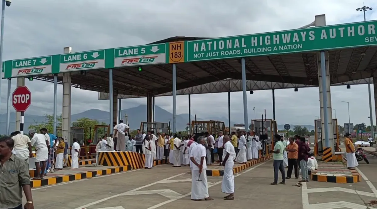 பொதுமக்கள் முற்றுகை - அடித்து நொறுக்கப்பட்ட டோல்கேட்..!