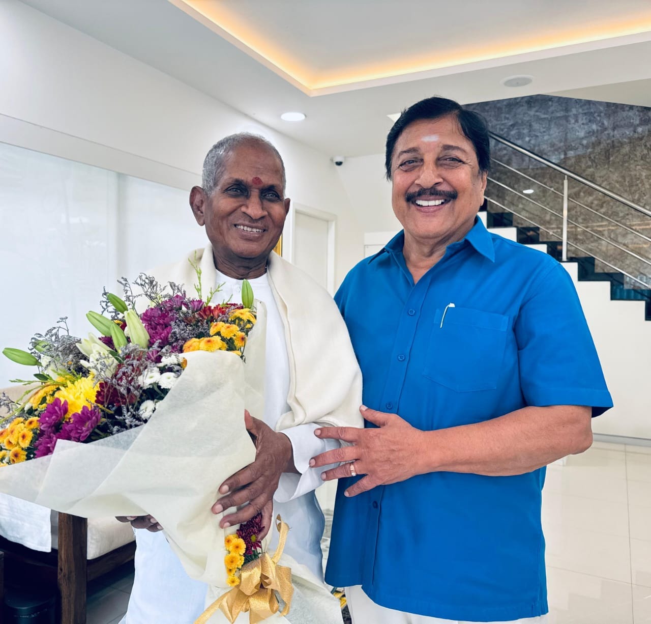 தங்கச் சங்கிலி அணிவித்து இளையராஜாவை வாழ்த்திய சிவக்குமார்!