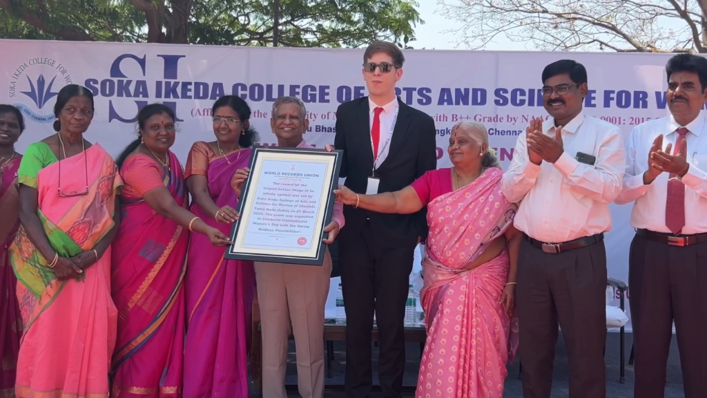 இன்ஃபினிட்டி வடிவில் நின்று 2025 மாணவிகள் : பிங்க் மயமான மைதானம்! 