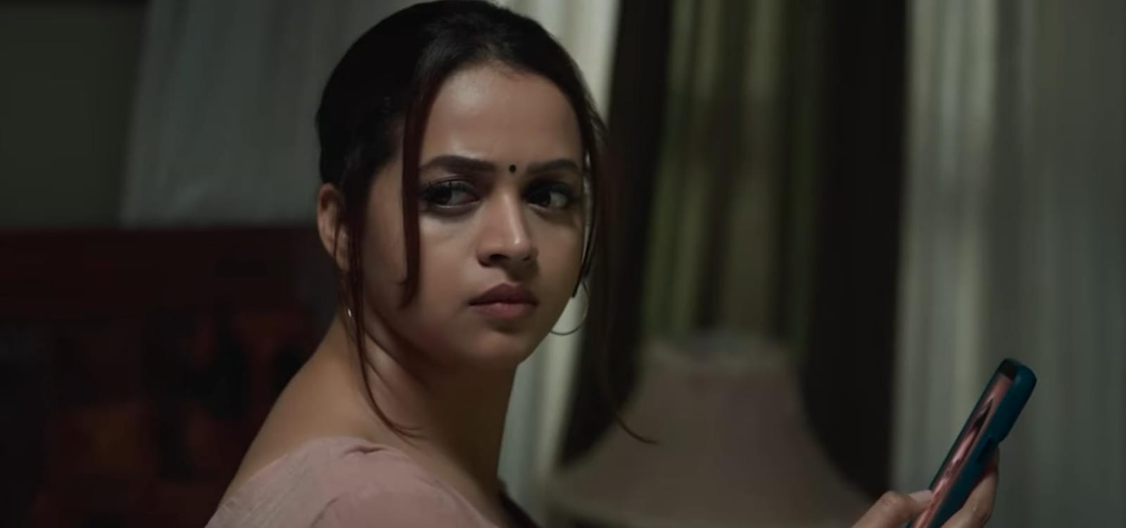 திகில் இருக்கா? இல்லையா?.... பயப்படலாமா? பயப்படக் கூடாதா? .... பாவனாவின் 'தி டோர்' பட விமர்சனம்!