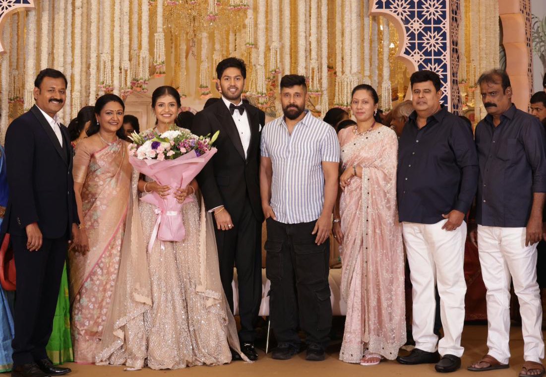 பிரபல தயாரிப்பாளர் வீட்டு திருமண விழாவில் நடிகர் விக்ரம்.... வைரலாகும் புகைப்படம்!