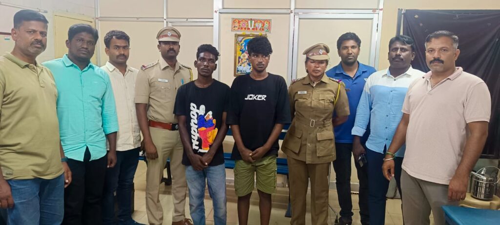 காக்கா முட்டை பட பாணியில் சம்பவம்:  ஓடும் ரயிலில் செல்போன்களை கம்பில் தட்டி பறித்த இளைஞர்கள் கைது