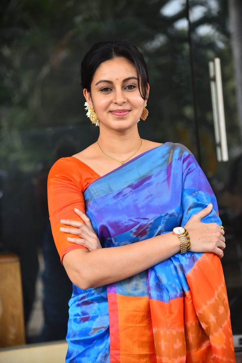 ஜோடி பொருத்தம் சூப்பர்.... வருங்கால கணவரின் புகைப்படத்தை பகிர்ந்த பிரபல நடிகை!